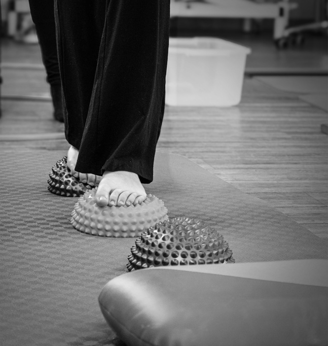 Gleichgewichts- und Koordinationsübung auf Noppenmatten zur Fußreflexzonenstimulation in der Physiotherapie Beyer in Schmölln-Putzkau