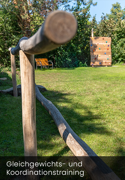 Kinder-Therapiebereich im Freien mit Kletterwand und Naturholzelementen – Physiotherapie Beyer in Schmölln-Putzkau